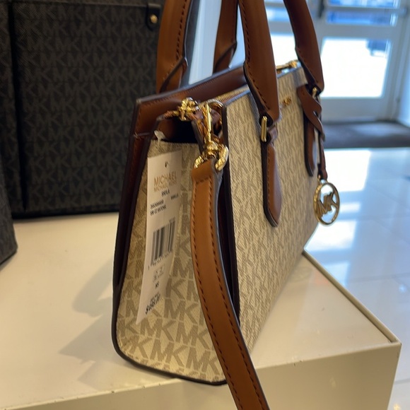Michael Kors Small Sheila Satchel Crossbody
Vanilla 
NWT - Picture 7 of 16